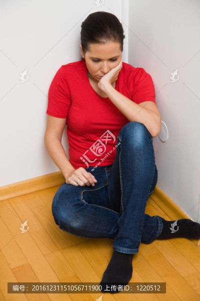 焦慮的婦女在家庭暴力的象征