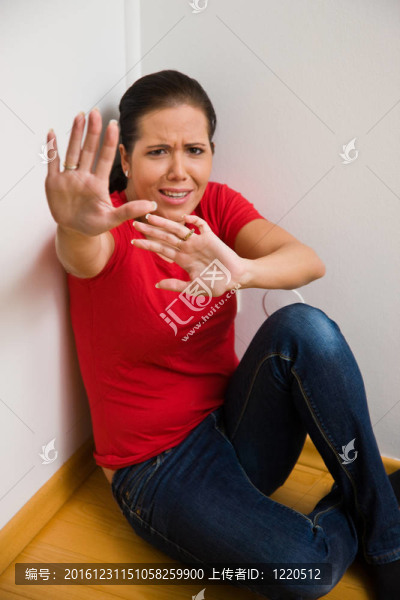 焦慮的婦女在家庭暴力的象征