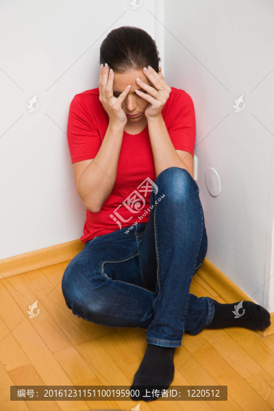 焦慮的婦女在家庭暴力的象征
