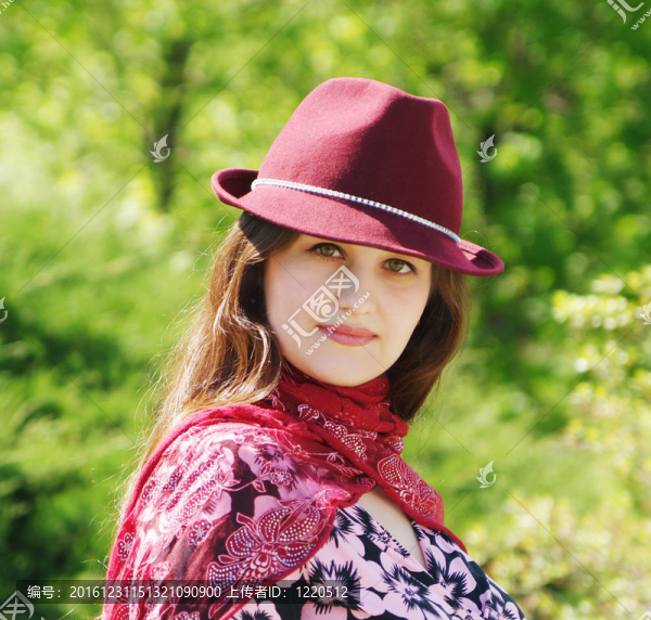在波爾多帽子?jì)D女在公園