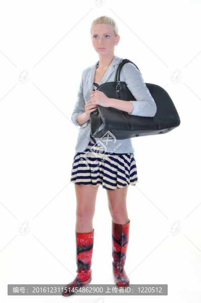 帶路包的年輕女子