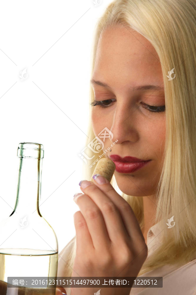 白葡萄酒的女人