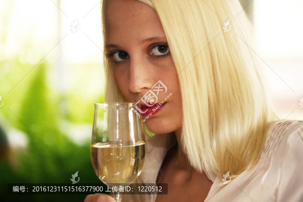 白葡萄酒的女人