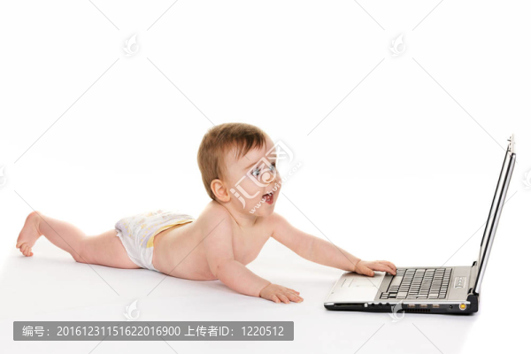 小孩用筆記本電腦玩的時(shí)候