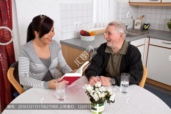 老年婦女讀書。