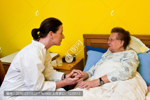 護(hù)理中的老婦人