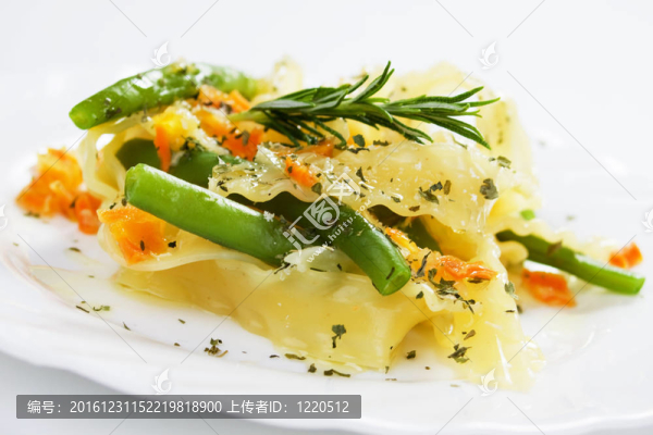 意大利面食配青豆和carrot