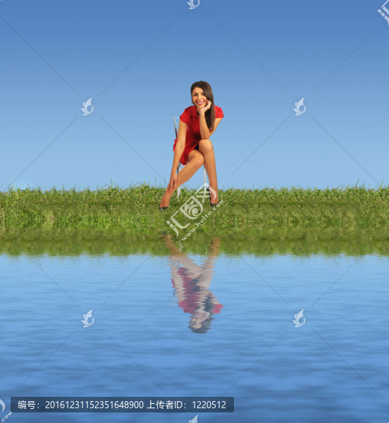 穿紅衣服的女人坐在草地上的椅子上