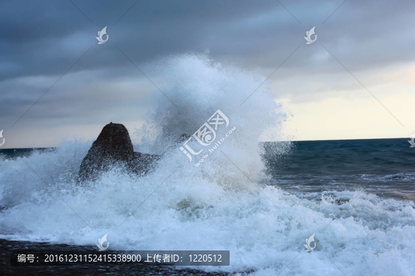 海浪打破石頭海岸