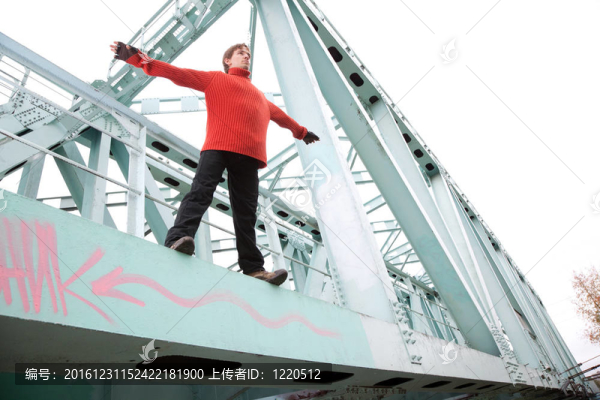男人從橋上掉下來