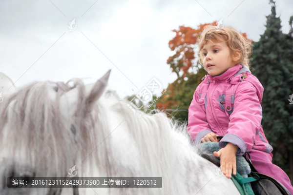 少女騎馬