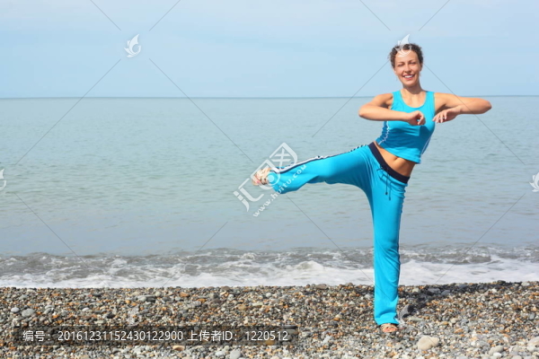 快樂的女人穿著運(yùn)動服裝在海邊鍛煉