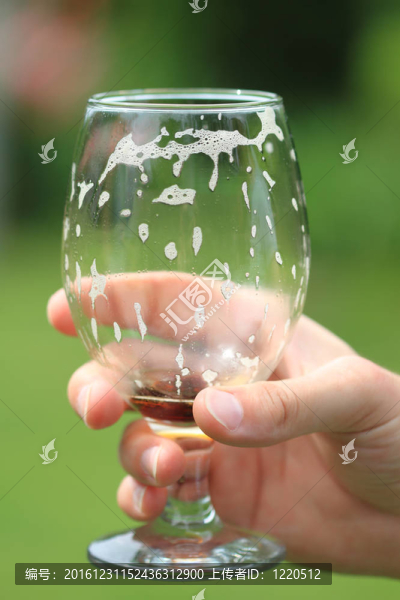 一個(gè)啤酒