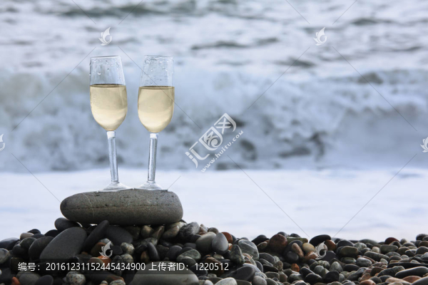 石灘上的兩杯酒