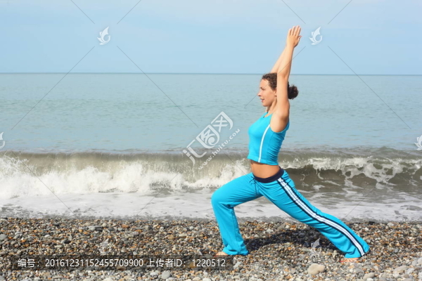 女人穿的衣服是運動鍛煉和看海