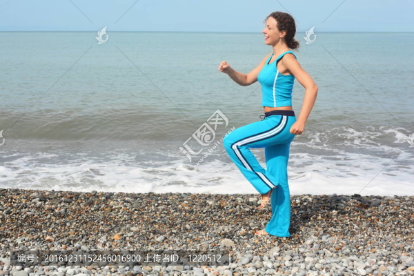 微笑的女人穿著運(yùn)動(dòng)服裝在海邊鍛煉