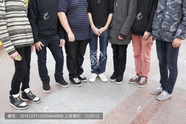七個青少年呆在一起。一個青少年呆溜溜球玩具