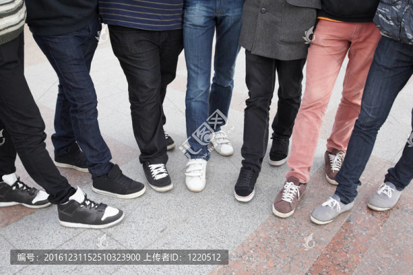 七個(gè)青少年呆在一起