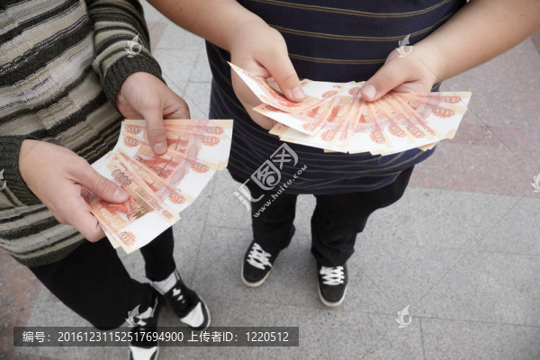 兩個青少年在他們手中的俄羅斯盧布資金停留