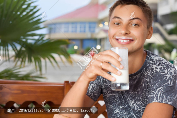 年輕人笑著坐在涼亭里喝開菲爾度假村；