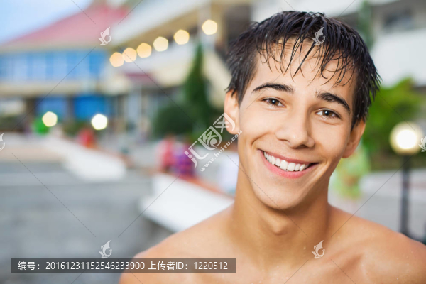 微笑少年站在度假村附近的酒店