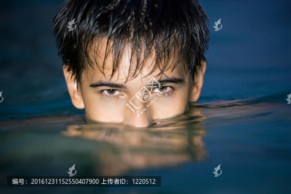 晚上在游泳池里游泳的少年；眼睛進水
