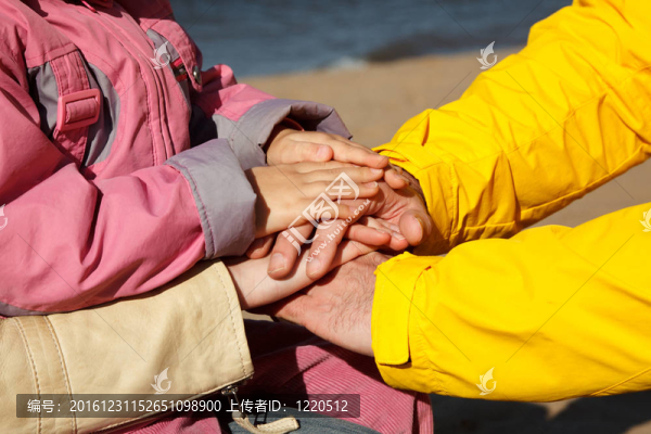 作為支持和團(tuán)結(jié)標(biāo)志的家庭的連接的手。三自然人。