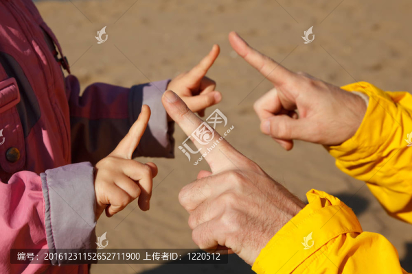 手大人和孩子誰玩對方。開放的照片；明亮的秋日。