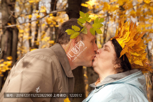 老婦人花環(huán)楓葉秋天森林接吻