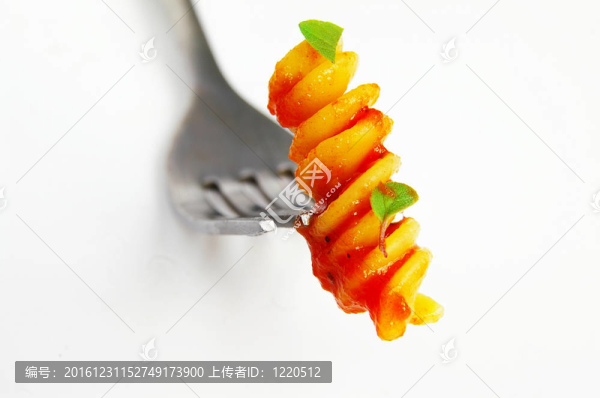 在一個叉的rotini面食特寫；白