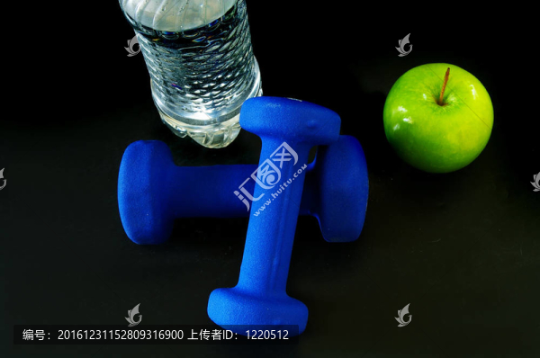 水；青蘋果；雙手重