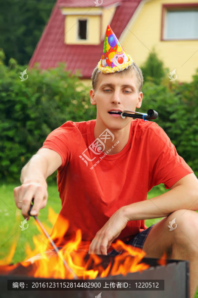 與美國近火盆，野餐的年輕人；生日快樂