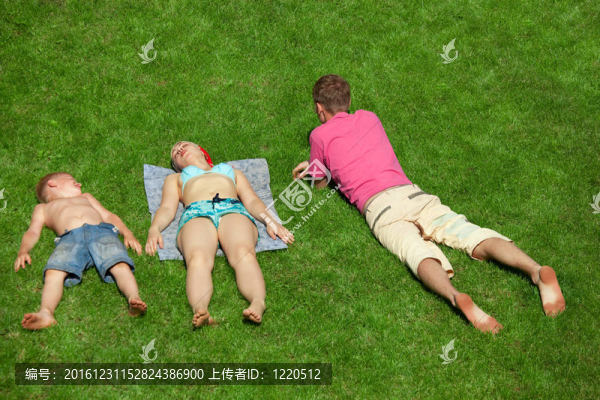 有男孩在草地上休息的家庭；從上看