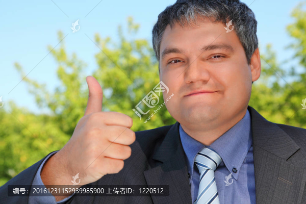 商人戶外夏季與確定手勢