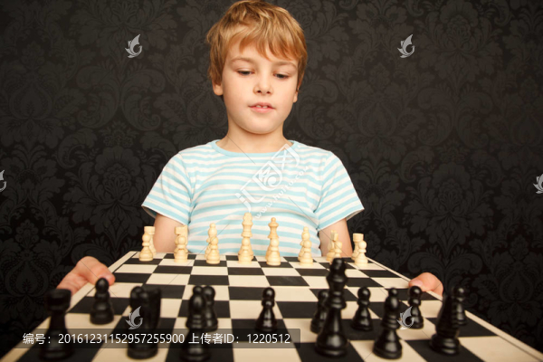 與裝飾在墻上棋盤T恤的男孩的畫像。橫向格式。
