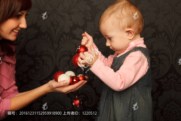 小女兒送母親圣誕玩具。橫向格式。