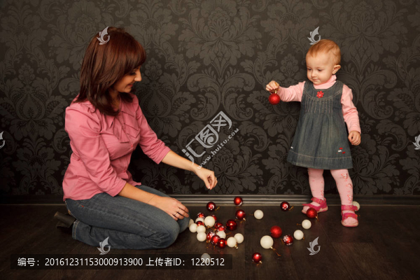 母女認(rèn)為圣誕裝飾。紅與白球。