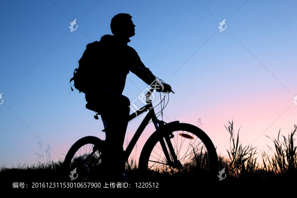 在落日的天空人的剪影