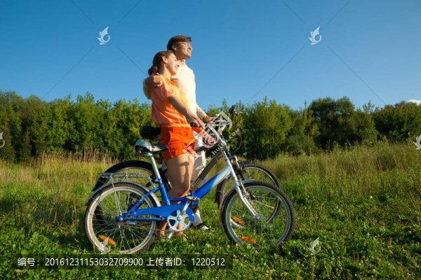 女孩和騎自行車的男人互相擁抱。