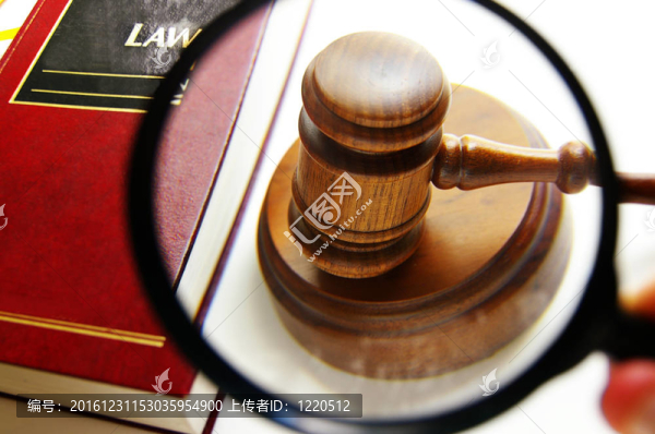 放大鏡檢查一個法院的法官槌；法律書