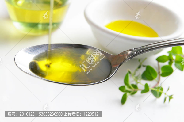 橄欖油倒入勺；特寫