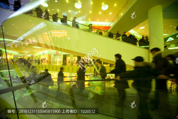 與購(gòu)物中心的買(mǎi)家通過(guò)黃色玻璃保護(hù)