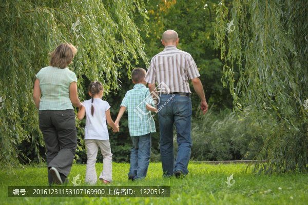 家庭與兩個(gè)孩子在初秋公園。他們走了。