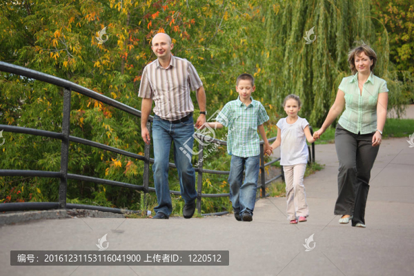 有兩個孩子的家庭是情侶在橋上行走