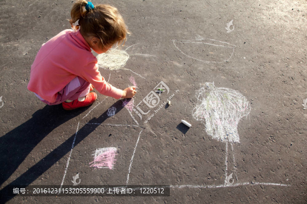 女孩坐在混凝土瀝青廣場路上。女孩畫畫線太陽樹樹粉筆瀝青。兒童畫對瀝青混凝土的畫。背側(cè)視圖