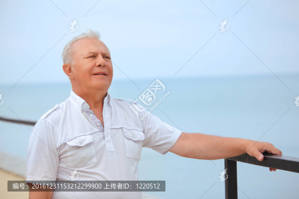 周到的高級陽臺遠(yuǎn)望近海岸；