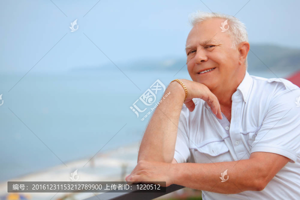 微笑的高級陽臺靠近海岸；精益對扶手彎頭