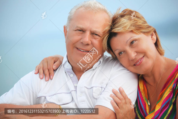 老人微笑著的已婚夫婦在陽臺(tái)靠近海岸；關(guān)于頭