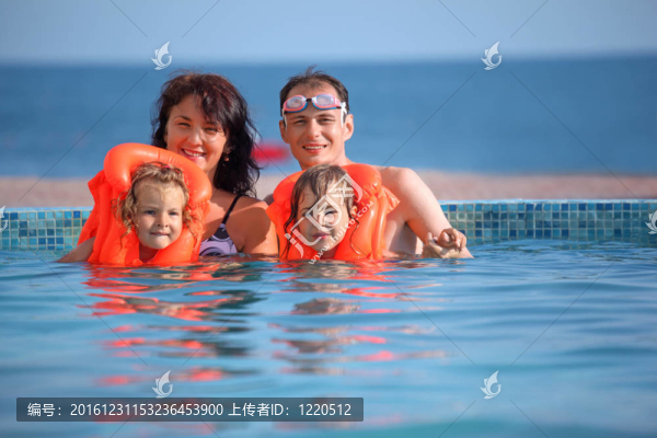兩個小女孩沐浴在救生衣與父母在池度假村；靠近窗臺