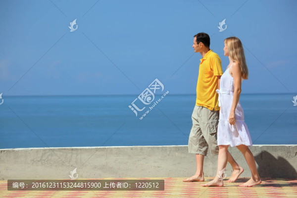 碼頭上的年輕人和漂亮女人
